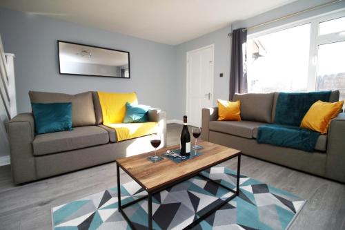 Swindon House | CHANDOS - Spacious Home, High Speed Wi-Fi, Free Parking, Garden