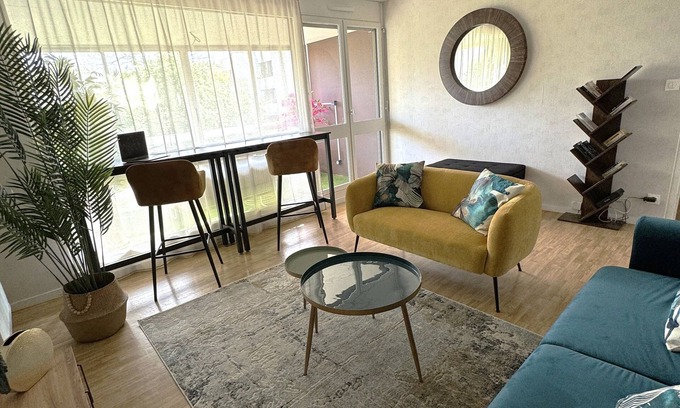 Noyal-sur-Seiche Apartment | CHANTILLY, Cosy apartment, sleeps 6, wifi, metro 5 min walk