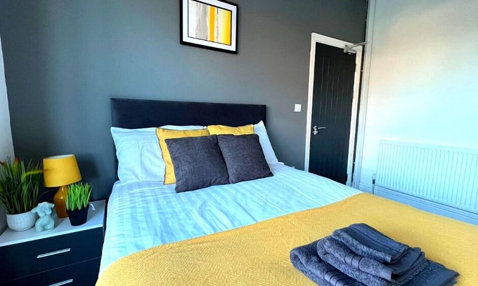 Grimsby House | Chantry Suites Double Room with En-Suite in DN31