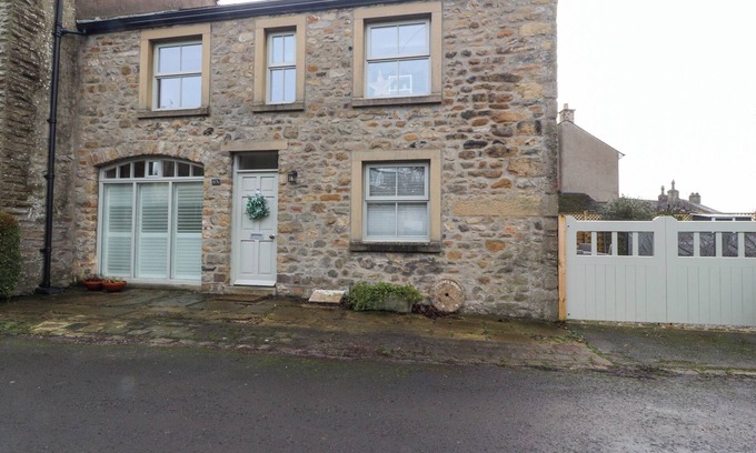 Long Preston Cottage | CHAPEL CROFT, pet friendly, with hot tub in Long Preston