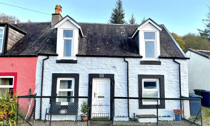 Strachur Cottage | Chapelton Cottage by Loch Fyne, picturesque location
