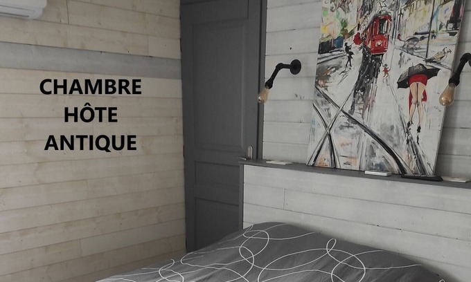 Le Mayet-de-Montagne Bed & Breakfast | CHARACTER GUEST ROOM "L'HÔTE ANTIQUE"