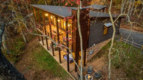 Mineral Bluff Ski Chalet | Chardonnay Chalet - Luxe Modern Chalet - Hot Tub, Wi-Fi, Fire Pit, Game Room, Amazing Deck - 15 min to Blue Ridge