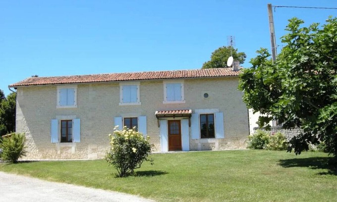 Montboyer House | Charente Charme 4 bedroom gite with heated pool