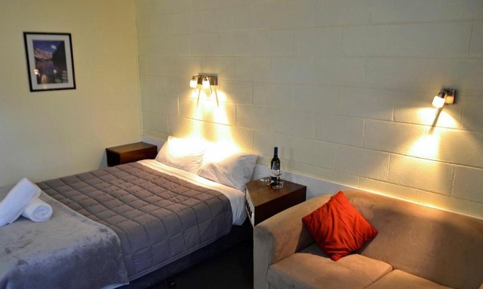 West Wyalong Hotel | Charles Sturt Motor Inn