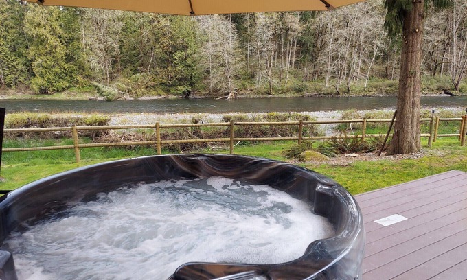 Molalla Cottage | Charlies Riverfront Cottage