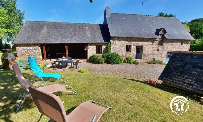 Saint-Aubin-Fosse-Louvain Cottage | Charming Farmhouse in Mayenne: Garden, Bikes, Family Amenities, Near Mont Saint Michel