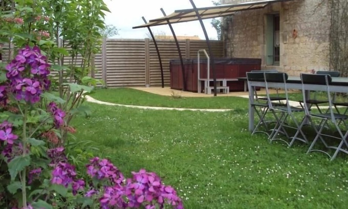 Saint-Martin-de-Fraigneau Cottage | Charming Renovated House with Garden, Spa & Baby Gear, Near Park & Bakery