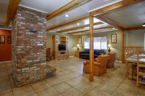 Burney Hotel | Charm Motel & Suites