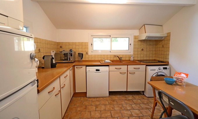 Mennecy House | Charmande house with small private garden