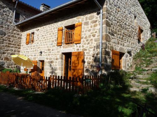 Saint-Jean-Soleymieux House | Charmant Gîte avec Terrasse, Cheminée et Jardin, à Proximité des Bois, Animaux Acceptés - FR-1-496-205