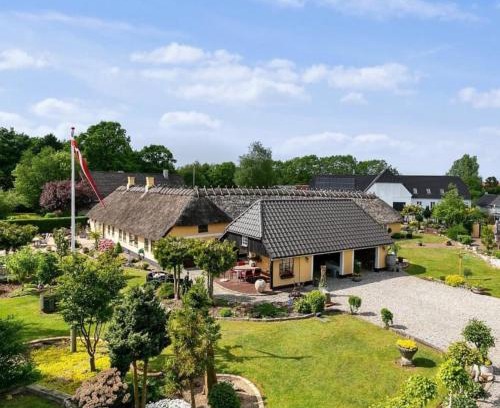 Give Villa | Charmerende stråtag strå hus (med Vildmarksbad)