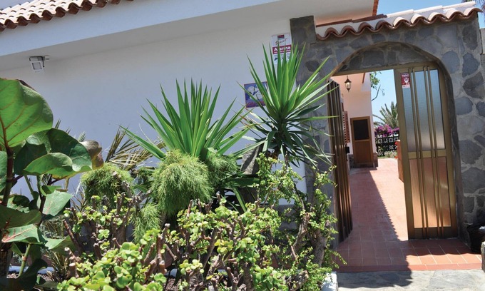 Arenas del Mar House | Charming house with mature gardens & self contained roof studio with sea views