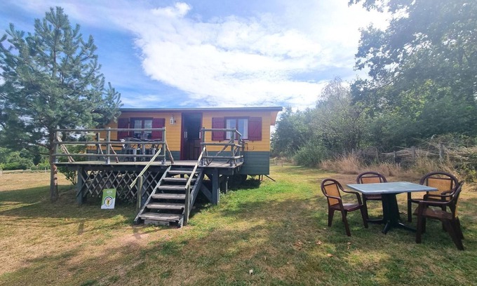 Ambierle Cottage | Charming 24m² Caravan for 4, Terrace, Nature, Fishing, Pet-Friendly