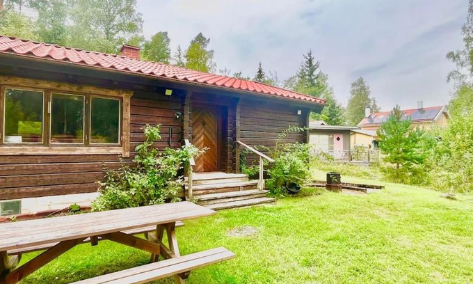 Upplands Vasby Municipality House | Charmig stuga mitt i naturen!
