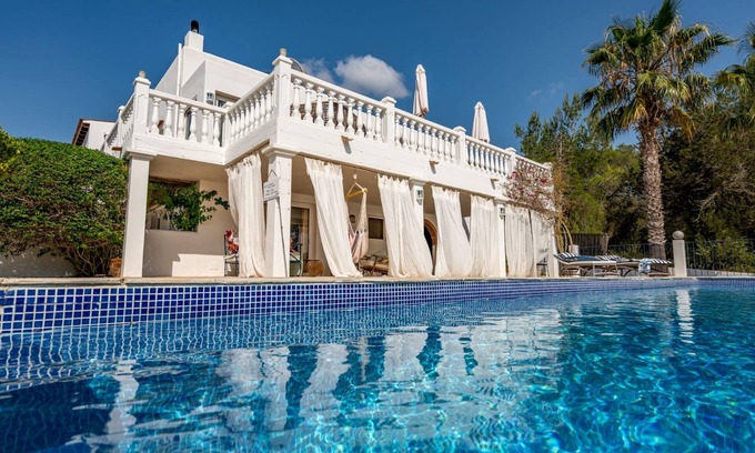 Sant Antoni de Portmany House | Charming holiday home 'Can Paradís' with sea views, Wi-Fi and a/c in Ibiza