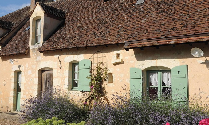 Saint-Germain-des-Grois Bed & Breakfast | Charming house. Cosy living room. 2 bedrooms. Summer cooking