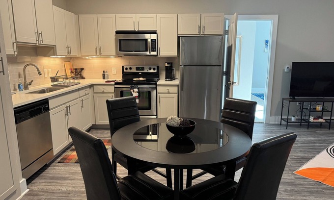Addison Apartment | Charming 1-bedroom apartment in superb Addison with WiFi & a ton of amenities!