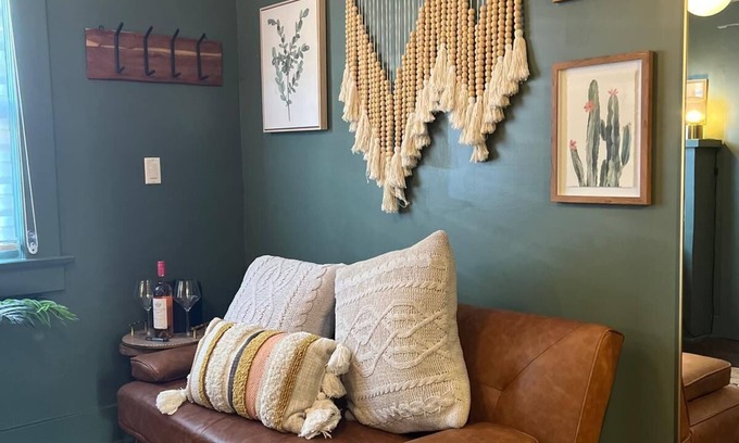 Westmont House | Charming 1-bedroom house with WiFi and AC in Pomona