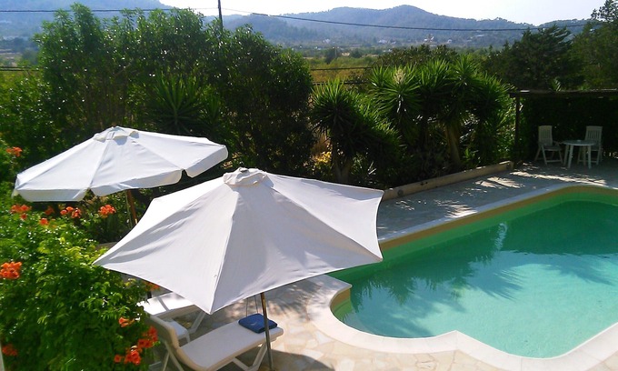 Sant Agusti des Vedra Apartment | Charming 1-bedroomed studio with private pool.