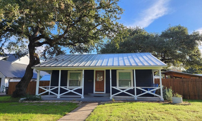 Lockhart House | Charming 1-BR pet friendly house in Lockhart. Short stroll to the best BBQ spots