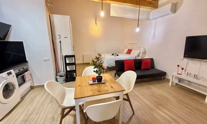 Pozuelo de Alarcon House | Charming 1-bedroom house in brilliant Pozuelo de Alarcón with WiFi, AC