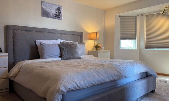 Burbank House | Charming 1 king suit with WiFi, AC