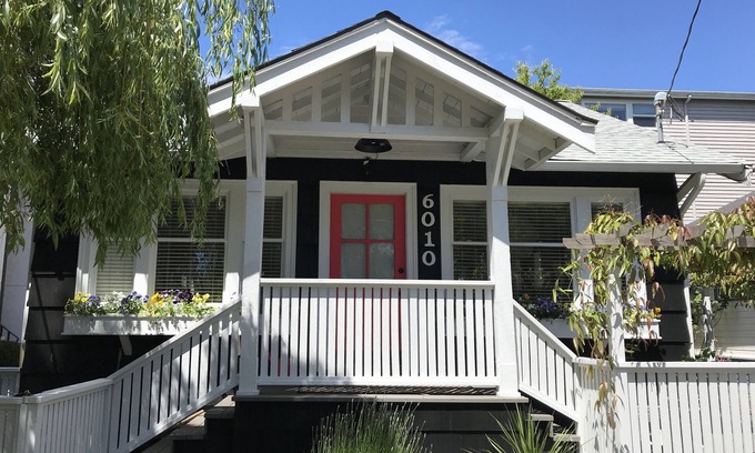 Alki House | Charming 100 year old home - 1 Block from Beach Drive