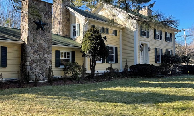 Upper Saddle River House | Charming 1840s 4-bedroom house with AC and WiFi in marvelous Upper Saddle River
