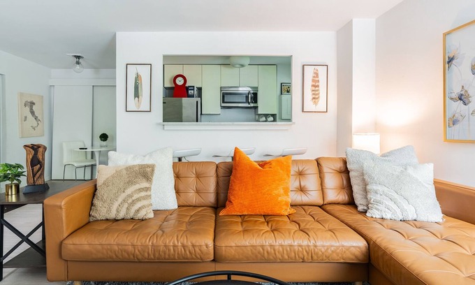 Broadway Condo | Charming 1BR Condo King Bed Close to Convention Center