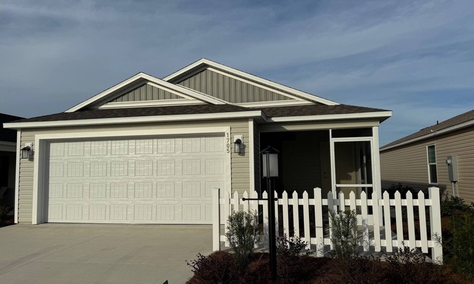Sumter County House | Charming 2/2 in The Villages, Pet Friendly, Golf cart upon request.