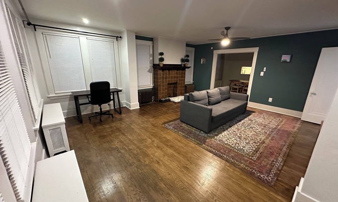Crafton Apartment | Charming 2 bed, 1.5 bath apartment in Crafton, Pittsburgh - Quiety, Relaxing