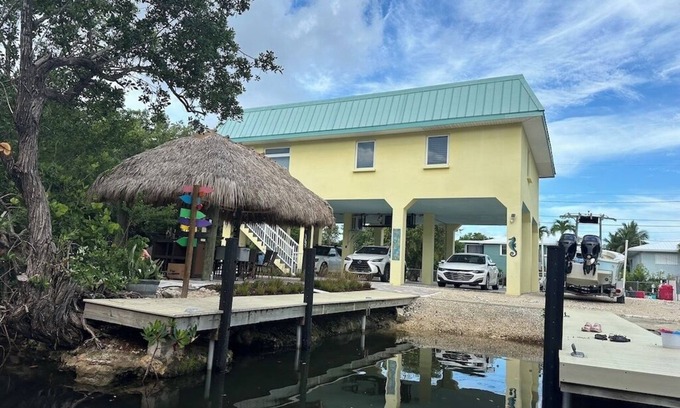 Little Torch Key House | Charming 2-Bedroom House on Little Torch Key with Pool and Tiki Bar- 28 DAY MIN.