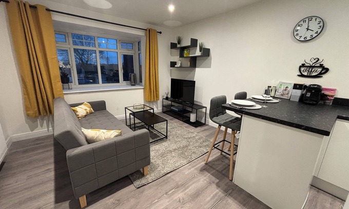 Hull Apartment | Charming 2-bedroom apartment in awesome Anlaby Common with WiFi.