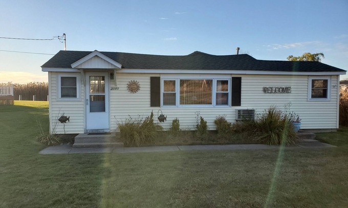 Harsens Island Cottage | Charming 2-bedroom cottage with WiFi, AC on a peaceful Harsens Island canal.