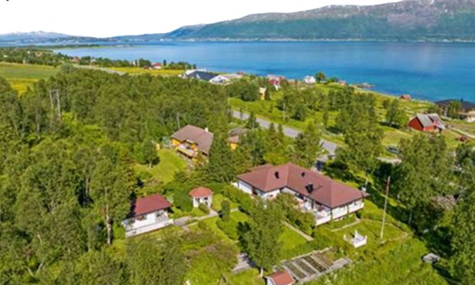 Kvaloya Cottage | Charming 2-bedrom Hemingway-Annex at welcoming Hardwood-Hideout 4U in Tromsø
