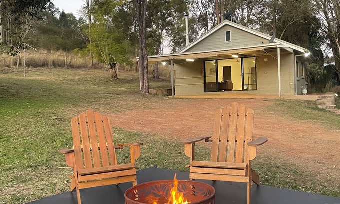 Murphys Creek Cottage | Charming 2-bedroom farm stay cottage in Murphys Creek