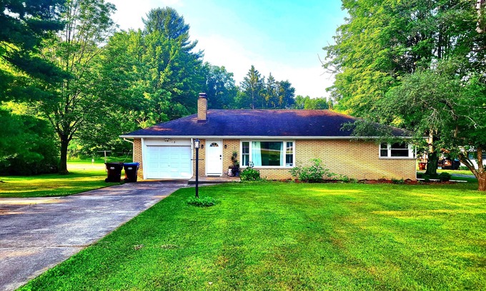 Conneaut Lake House | Charming 2-bedroom house in serene Conneaut Lake with AC, WiFi, large backyard