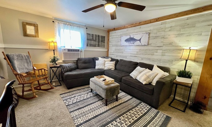 Crystal River Cottage | Charming 2-bedroom cottage with AC, WiFi in Crystal River