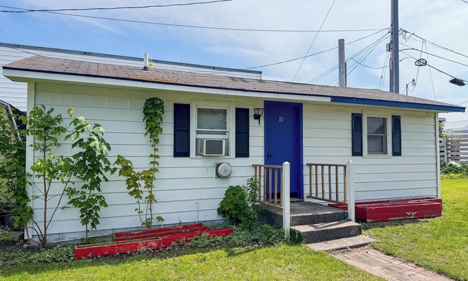 Mackinaw City Cottage | Charming 2-bedroom pet friendly cottage, right by ferry in Mackinaw City.