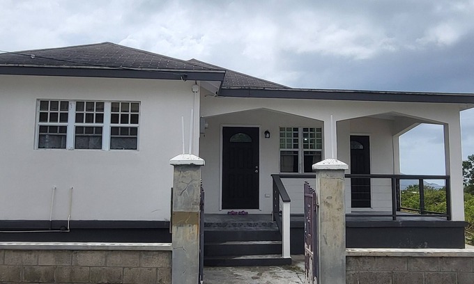 Newcastle Apartment | Charming 2-bedroom apartment in New Castle with WiFi, AC and full laundry