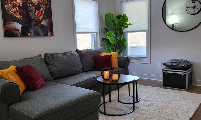 Hamilton District Apartment | Charming 2-bedroom apartment with WiFi, AC in serene Allentown