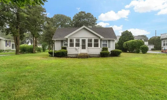 Misquamicut Cottage | Charming 2 Bedroom Beach Cottage just a short walk from the beach