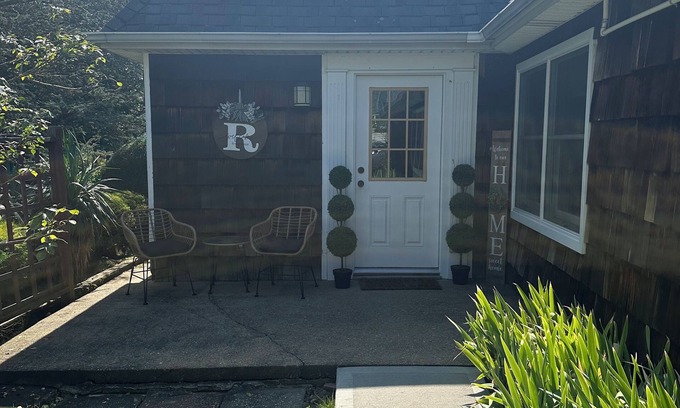Seaford House | Charming 2-bedroom bungalow in Seaford with outdoor bar area for the RYDER CUP