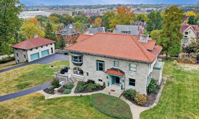 Roselawn Finance Apartment | Charming 2-bedroom carriage house apartment on 2 acre estate