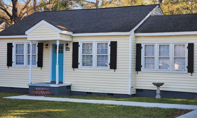 Holly Hill Cottage | Charming 2-bedroom cottage close to I26 and I95; 1 hr from Charleston