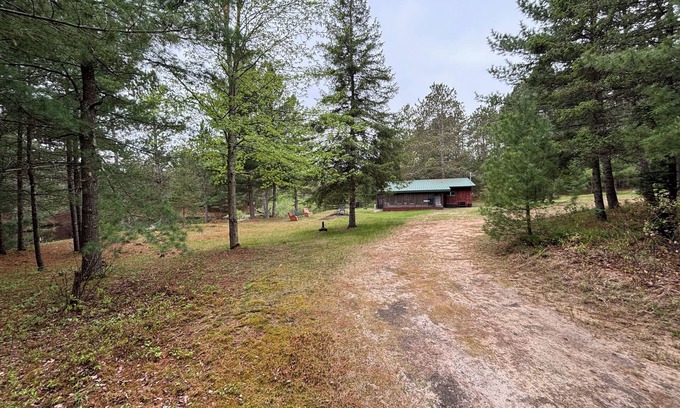 Willard Cabin | Charming 2-bedroom cabin with WiFi, AC near ATV routes, & Rock Dam Lake.