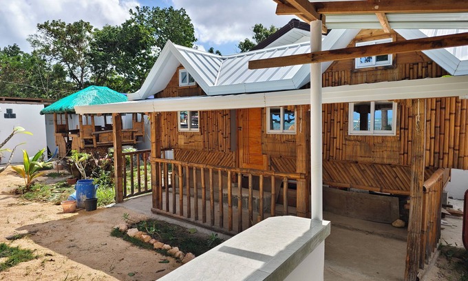 Sual Cottage | Charming 2-bedroom cottage on the beach with WiFi and AC in Victoria Alaminos