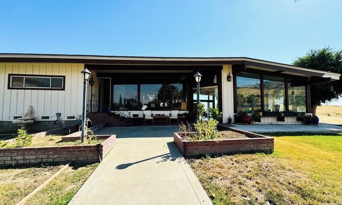 Kaweah House | Charming 2-bedroom country house in Exeter with WiFi, AC, Mountain views