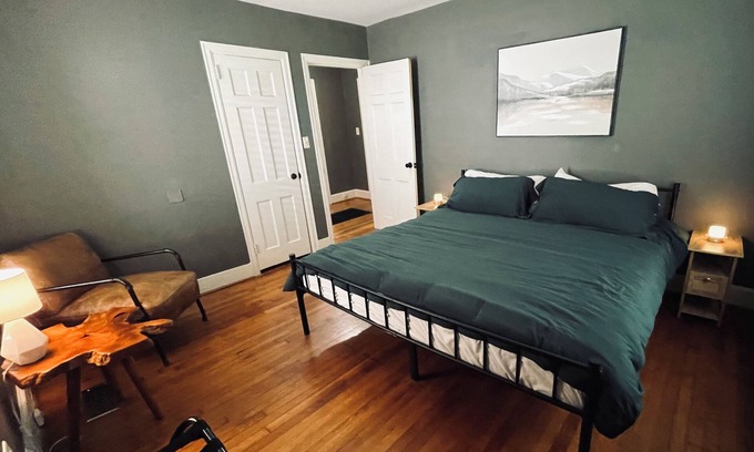 Five Points South House | Charming 2-bedroom house in Historic Glen Iris! 5min to downtown, fenced yard!